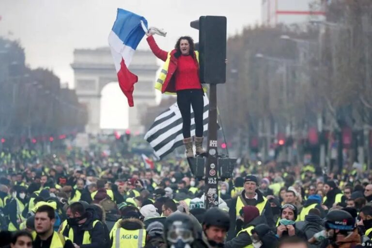 موجة احتجاجات وإضرابات تشل فرنسا رفضاً لمشروع ميزانية 2026 احتجاجات وإضرابات تشل فرنسا